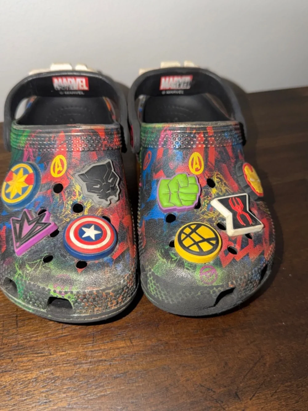 Crocs Marvel Avengers Unisex Kids w/ Marvel Symbol Charms Graffiti Style Sz C 11